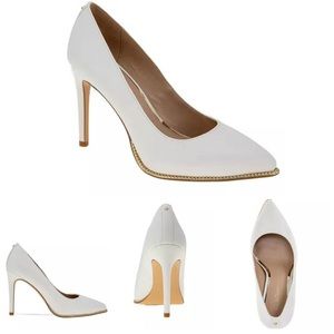 EUC BCBGeneration Hallix Chain Detail Pump White 8.5